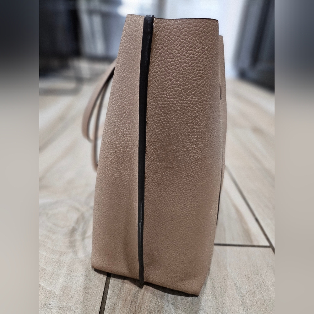 🛑SOLD🛑ory Burch Blush Pebbled Leather Large Tote Bag Gold Logo Charm Zip Top - Picture 7 of 13